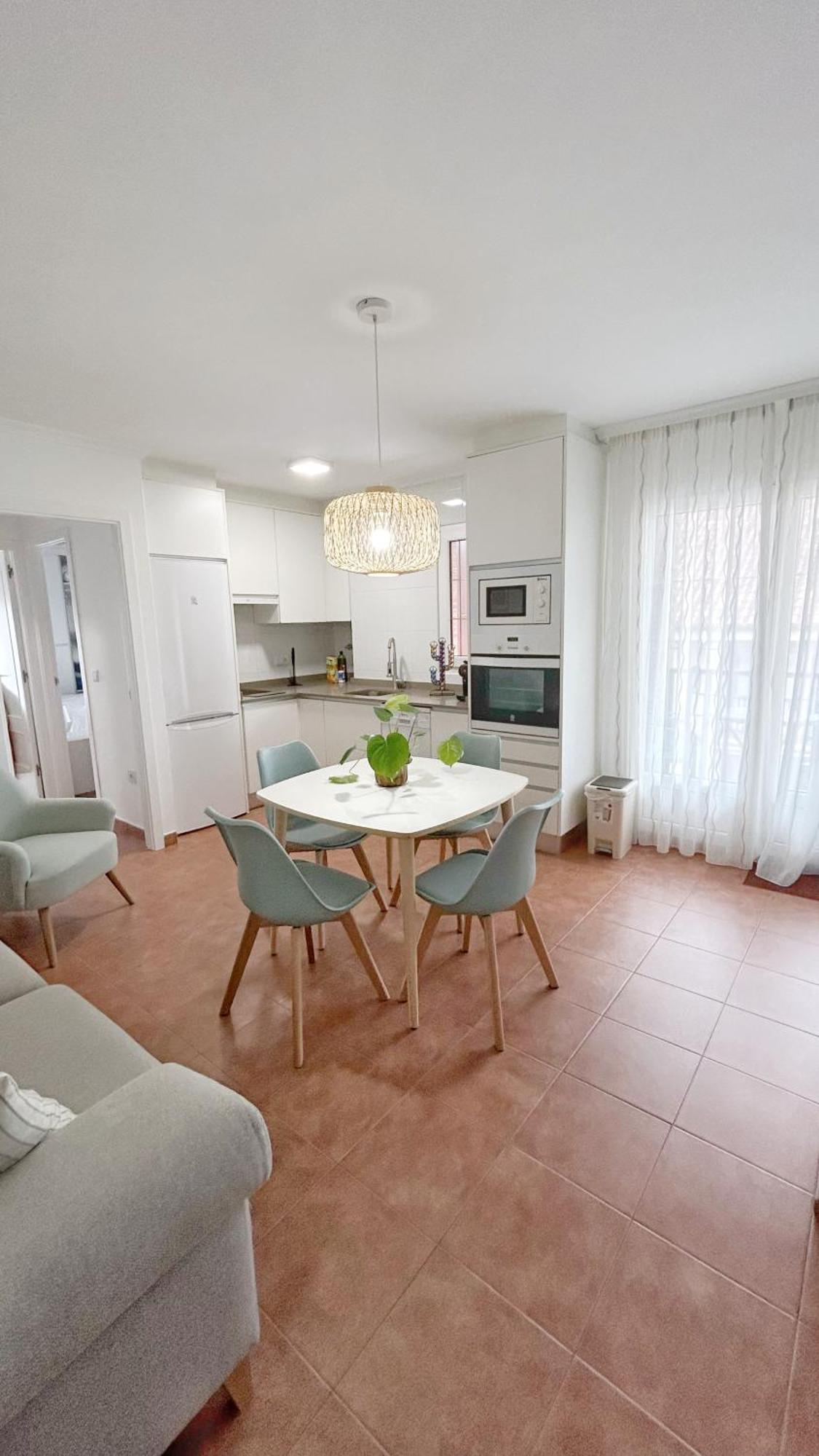 Comillas - Urbanizacion Lagos Azules - Netflix, Prime, Wifi & Free Indoor Parking Apartment Casasola